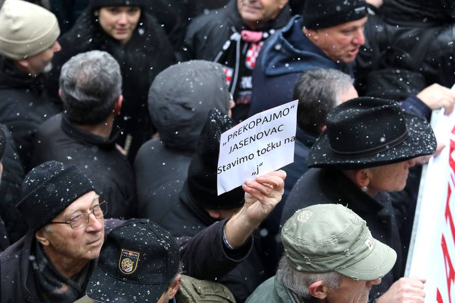 Prosvjednici došli do Kamenitih vrata, dalje ne mogu: 'Izdaja!'