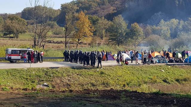 I BiH stavila ogradu: Migranti skupljaju drva i podižu šatore