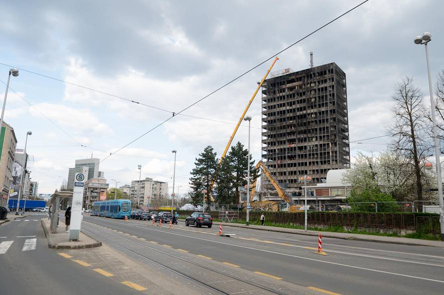 Zagreb: Uklanjanje natpisa Večernji list sa zgrade Vjesnika 