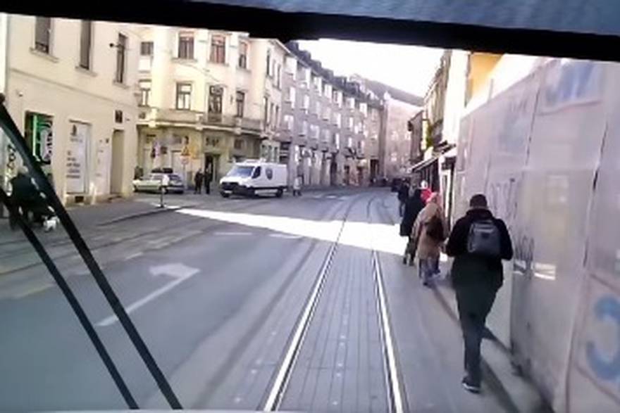 Zagrepčane zgrozila snimka iz tramvaja: Mladić hoda po pruzi, zadnji tren se izmaknuo