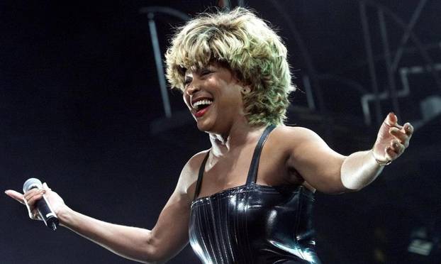 FILE PHOTO: Singer Tina Turner acknowledges applause after performing on the closing night of her "Twenty Four Seven" concert tour, at the Arrowhead Pond arena in Anaheim, California