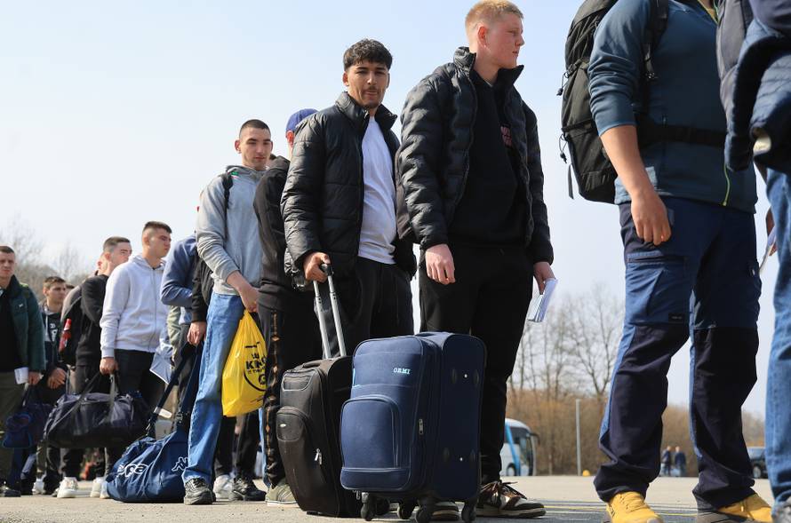 Ministar Anušić i general Kundid na prvom danu TVO-a na Slunju