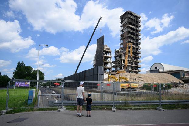 Zagreb: Nastavljeno ru&scaron;enje nebodera Vjesnik