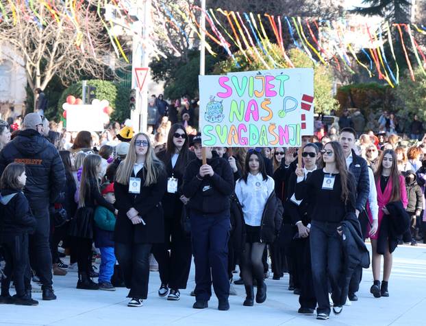Šibenik: Maškarana povorka Šibenskog krnjevala 2026. prošetala je gradom sa 300 Dalmatinera
