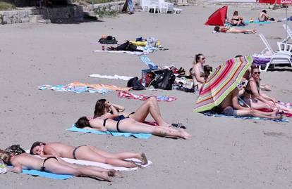 Split: Lijepo vrijeme mnogi koriste na uživanje na plaži