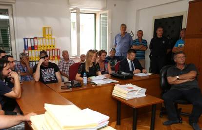 Razočarani i ogorčeni radnici Adria Čelika napustili sudnicu
