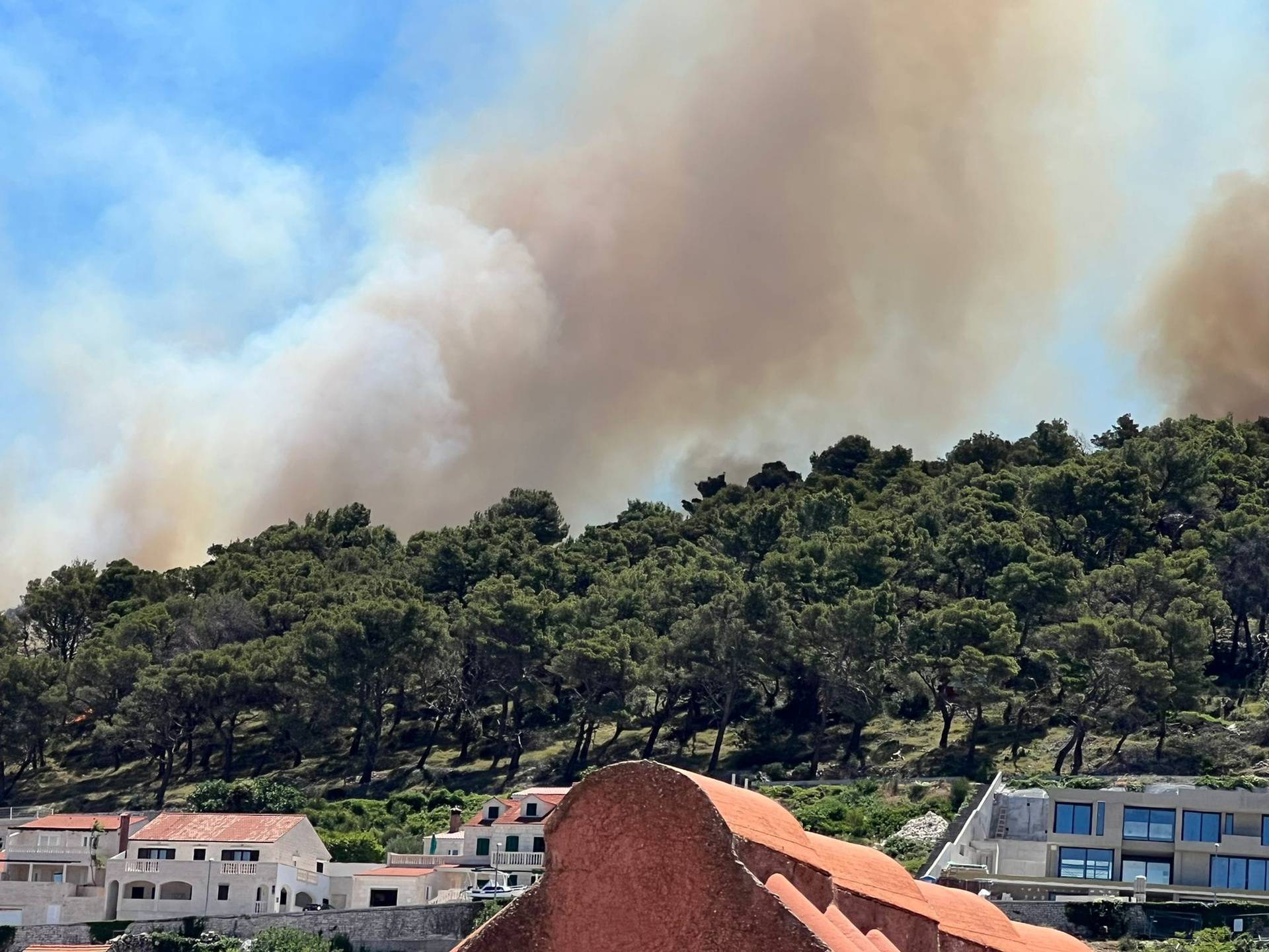 VIDEO Bura rasplamsava vatru, s požarima na Hvaru i Braču bori se skoro 100 vatrogasaca