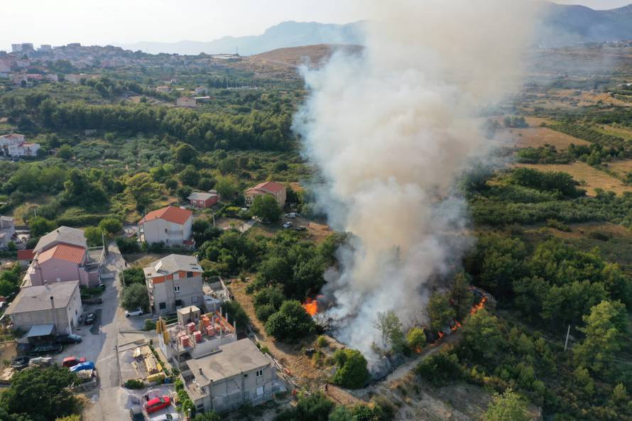 Požar na splitskom Kamenu: 'Topi nam gume na autu. Strah me, blizu kuća je, a puše vjetar'