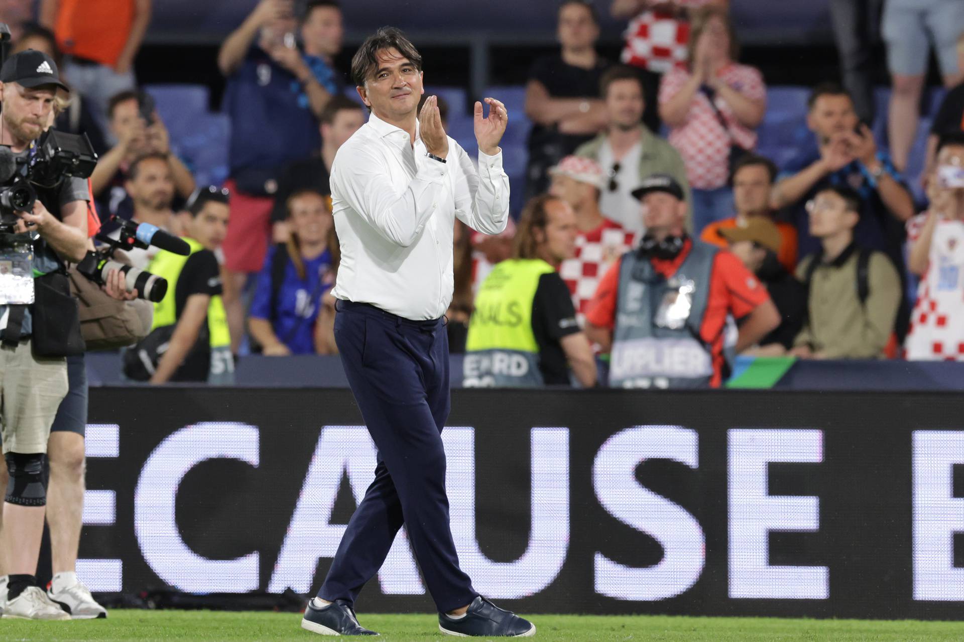 Rotterdam: Izbornik Zlatko Dalić naklonio se fantastičnim navijačima