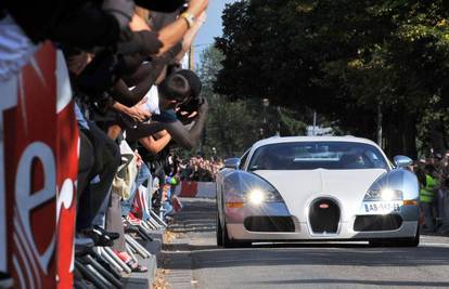 Paradom Bugatti oldtimera prošao i najnoviji Veyron