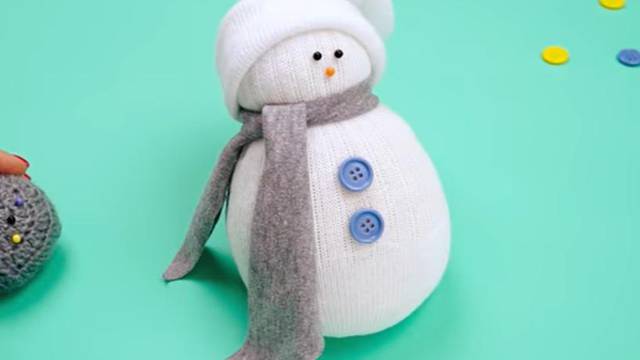 Kreativna dekoracija: Napravite snješka od starih čarapa i riže