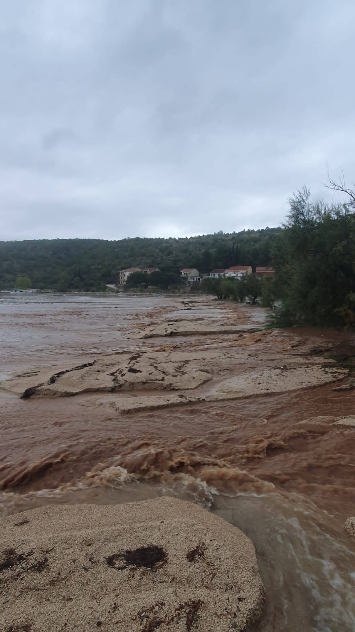 VIDEO Katastrofa kraj Obrovca: 'Umjesto ceste tu je sad rijeka...  plaže nema, kao da je izbrisana'