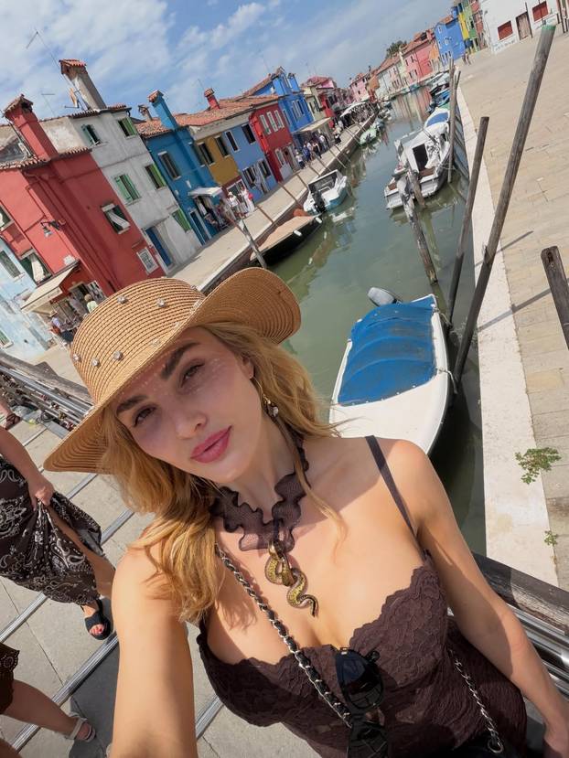 FOTO Možda ste ju sreli... Bujna influencerica posjetila Jadran: 'Ja sam u Hrvatskoj, a vi niste'