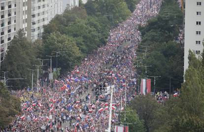 Milijun ljudi na prosvjedima protiv vlade u Varšavi...