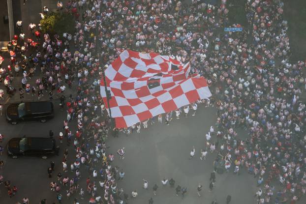 SP 2026 Dallas: Pogled sa nebodera na veliku povorku hrvatskih navijača u Dallasu uoči utakmice Engleske i Hrvatske na Svjetskom prvenstvu
