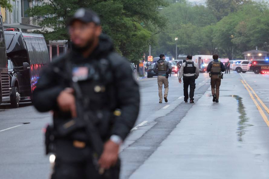 Gunshots reported near the White House in Washington