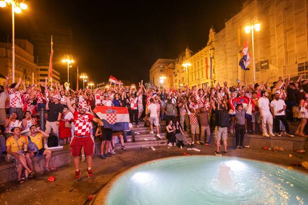 Zagreb: Slavlje navijača na trgu nakon pobjede Hrvatske