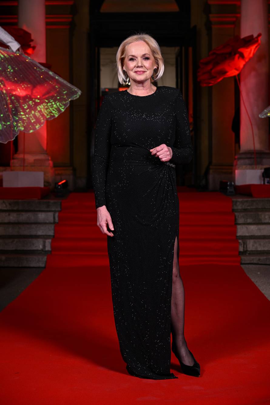 Zagreb: Dolazak uzvanika na dodjelu medijske nagrade "Večernjakova ruža" u Hrvatskom narodnom kazalištu