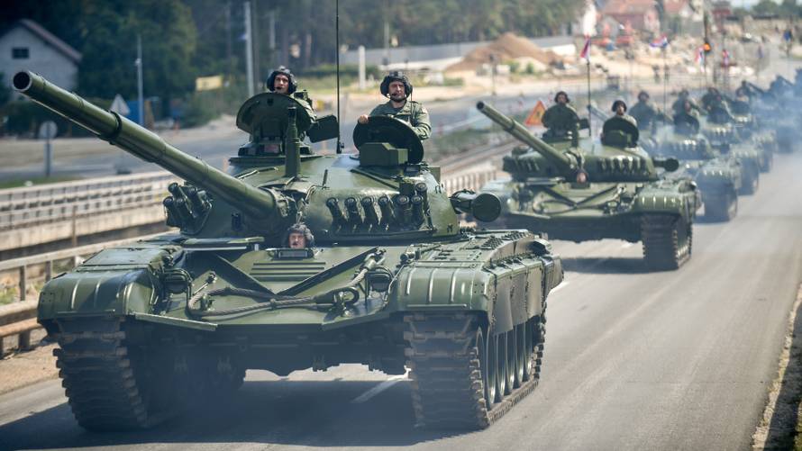 Tenkovi Hrvatske vojske prolaze preko Mosta mladosti uoči početka svečanog vojnog mimohoda u Zagrebu