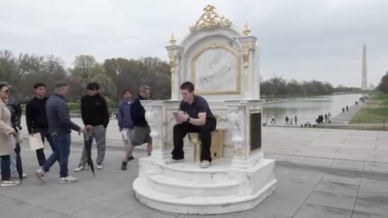 VIDEO Provokacija za Trumpa: Osvanuo tron sa zlatnim WC-om