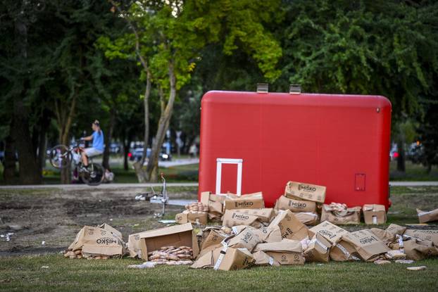 Zagreb: Uz jezero Bundek i dalje stoje hrpe otpada s koncerta i bačene hrane