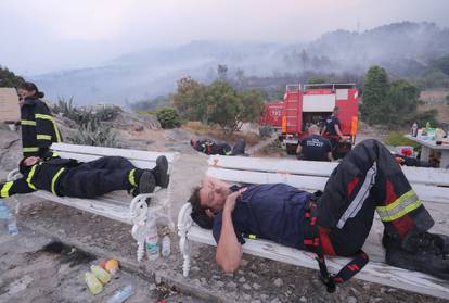 FOTO Umorni heroji: Vatrogasci dočekali jutro na požarištu, leže po travi, spavaju na klupama