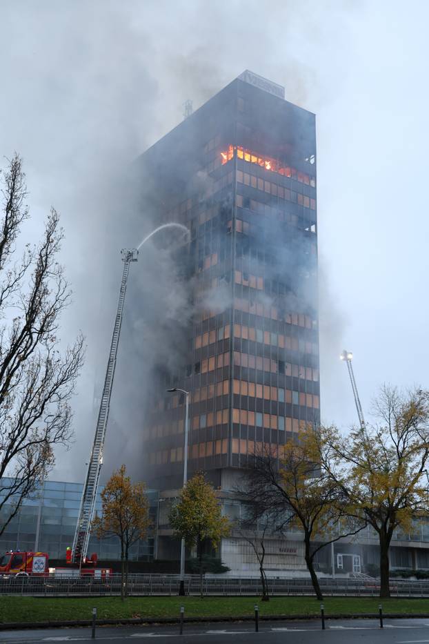 Zagreb: Nastavlja se gašenje Vjesnikovog nebodera, teška noć iza vatrogasaca