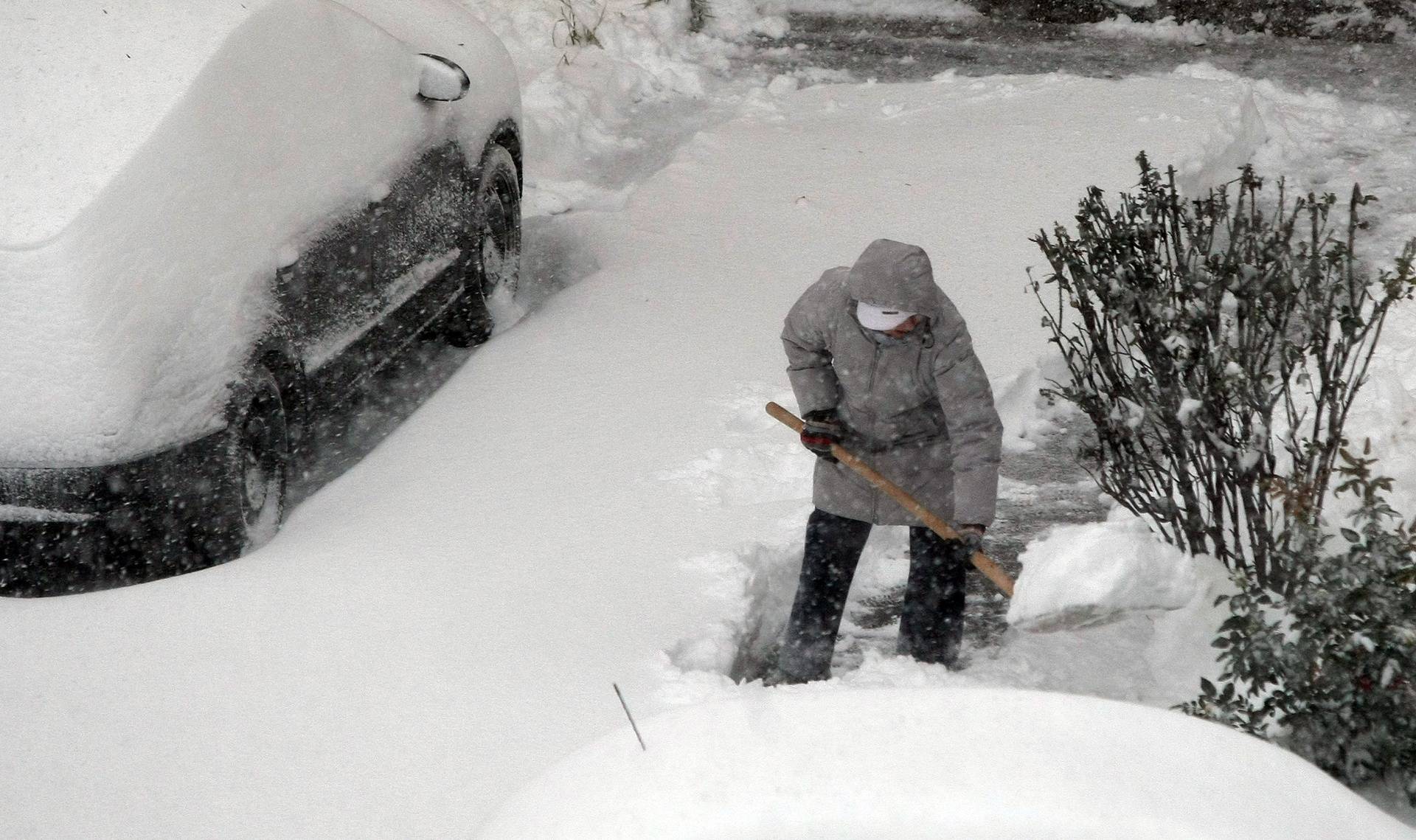 ARHIVA - Zagreb: Gra?ani zapo?eli dan ?iš?enjem automobila od snijega
