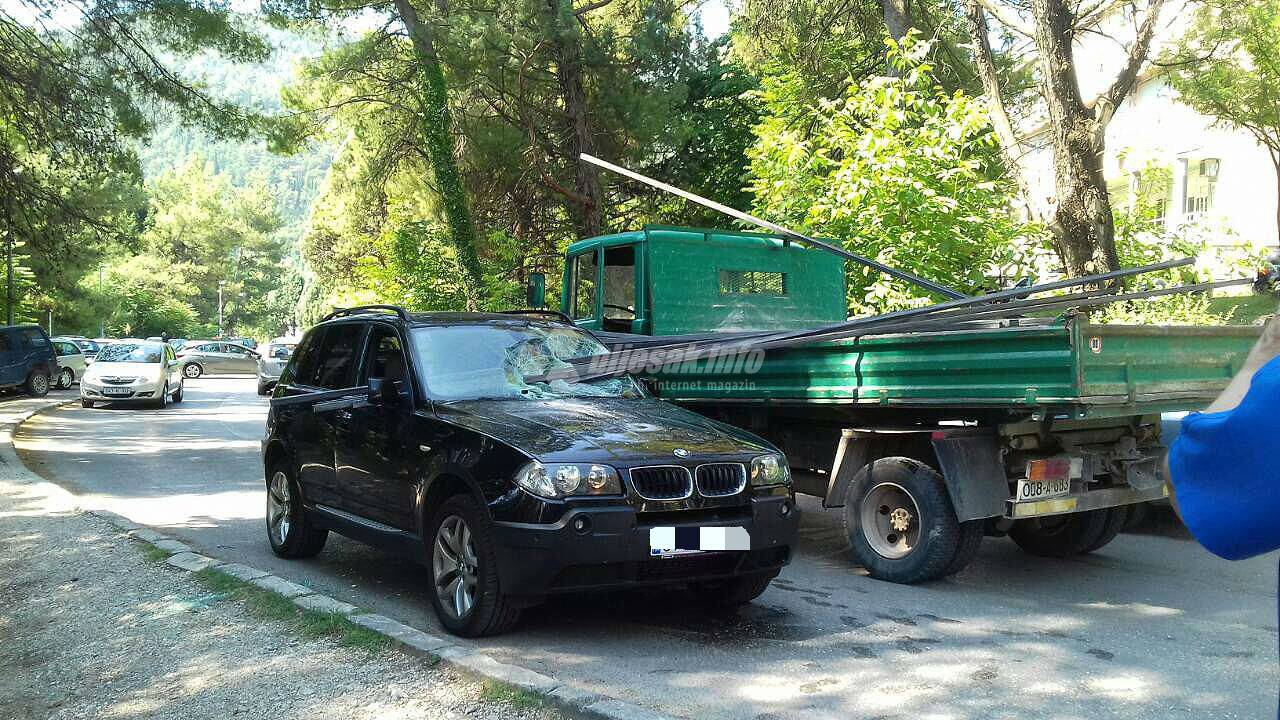 Užas u Mostaru: Ženu i dijete zamalo ubile šipke s kamiona!