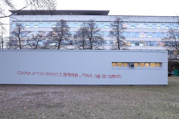 Zagreb: Na garaži Gradskog poglavarstva preko noći je osvanuo antivakserski grafit