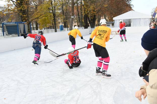 Na otvorenju klizališta u Bjelovaru glavna atrakcija bili su zagrebački klizači i bjelovarski hokejaši