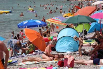 Ljeto u punom sjaju: Velika plaža u Baškoj puna je kupača