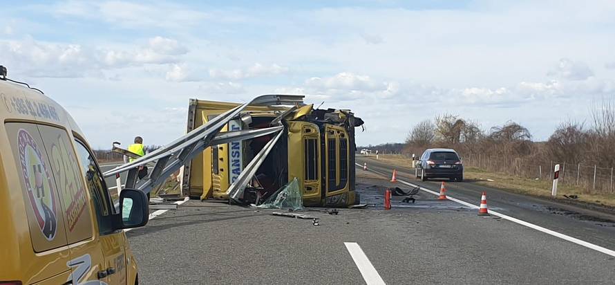 Snimka: Nova nesreća na A3! Ograda probila kabinu vozača
