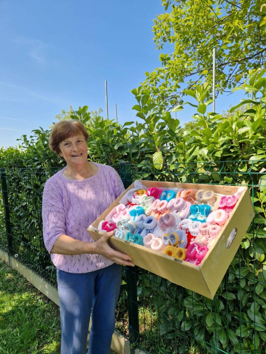 Frkanovec: Julijana Zadravec plete papučice 