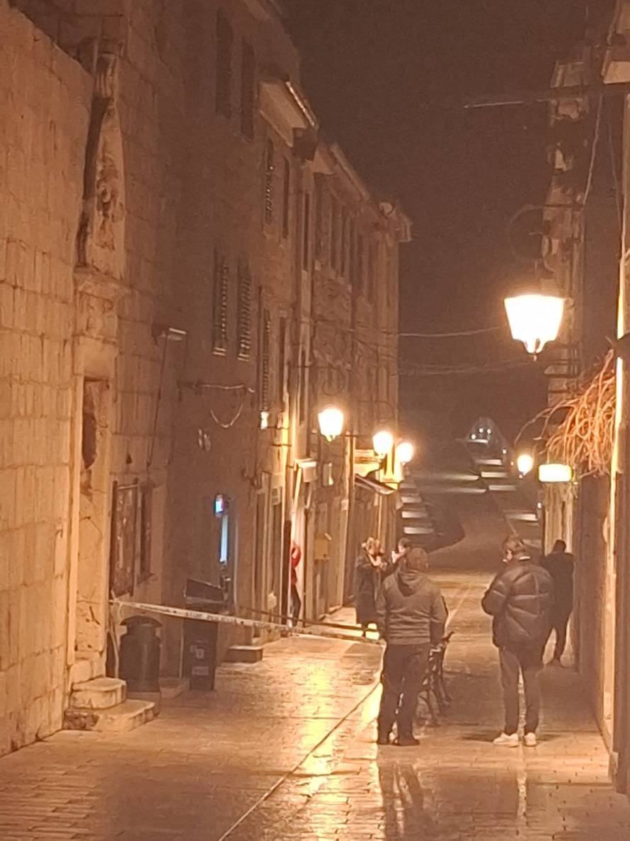 VIDEO GSS uklanja dio zvonika na Pagu: Nakon jakog potresa se pomaknuo 12 centimetara!