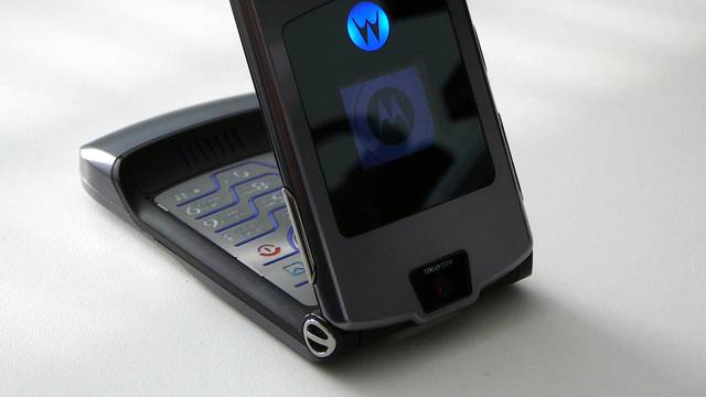Povratak legende: Motorola najavljuje novi preklopni Razr