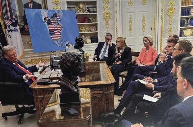 FOTO NAJLUĐE OBJAVE TRUMPA Sebe prikazao kao Isusa i papu. Igrao i nogomet s Ronaldom...