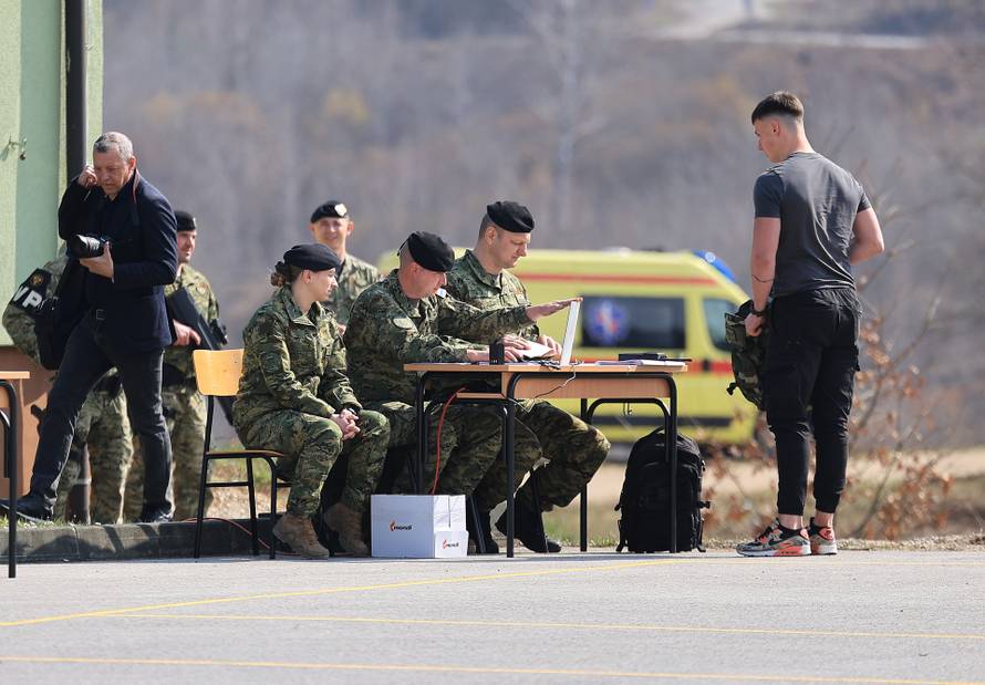 Ministar Anušić i general Kundid na prvom danu TVO-a na Slunju