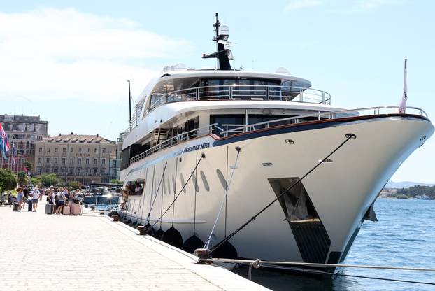 Šibenik: Kruzeri i turisti okupirali šibensku rivu