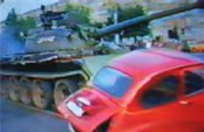 Crveni Fićo dobiva spomenik u  Osijeku, ali sada on gazi tenk!