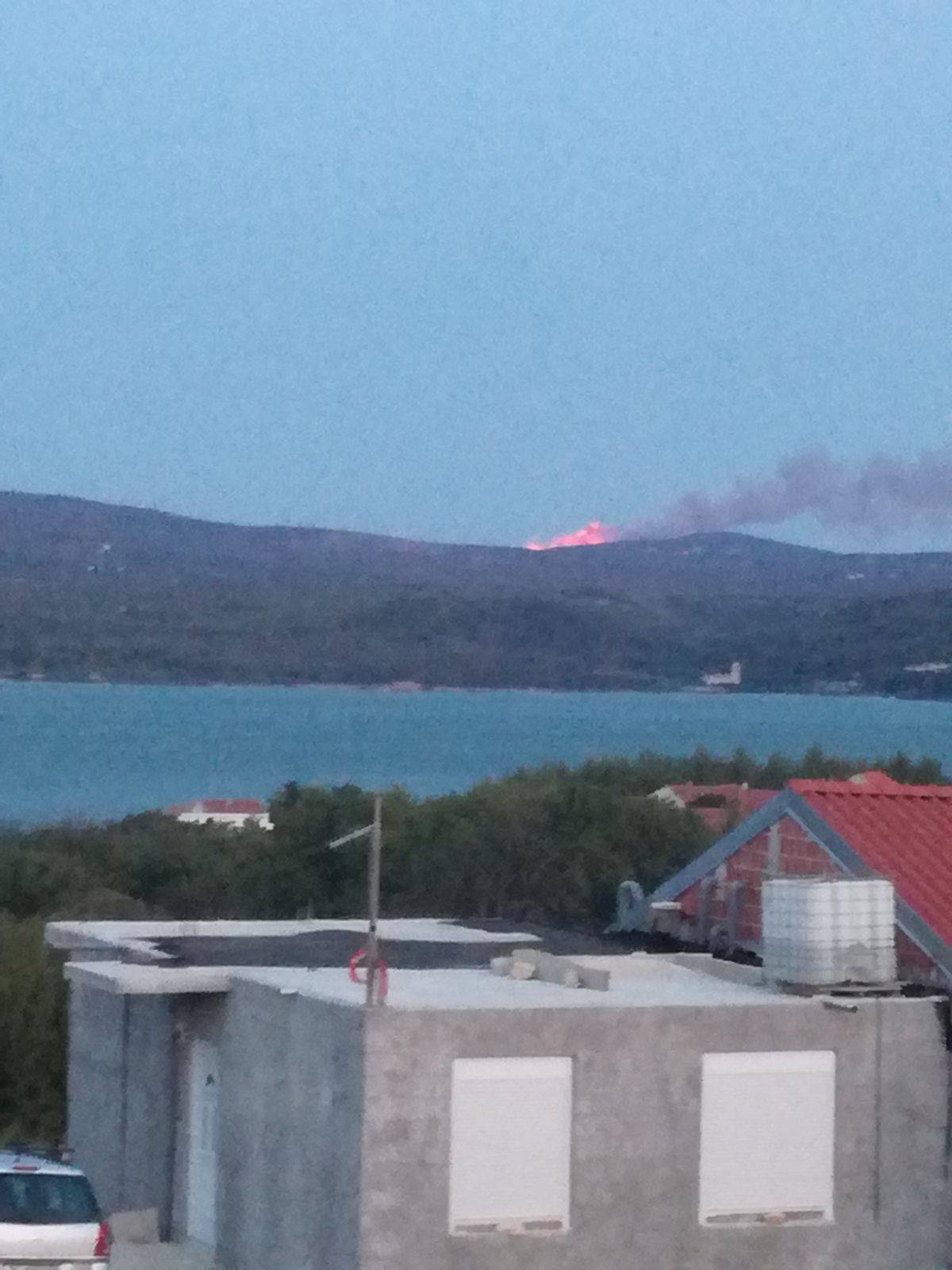 Dva velika požara buknula su na području Popovića i Lisičića