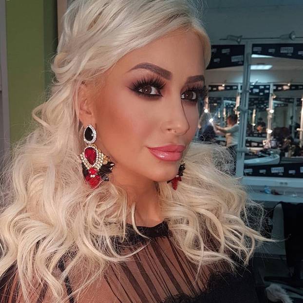 FOTO Poznata srpska voditeljica na izbor za Miss stigla u 'goloj' haljini, malo ostavila mašti...