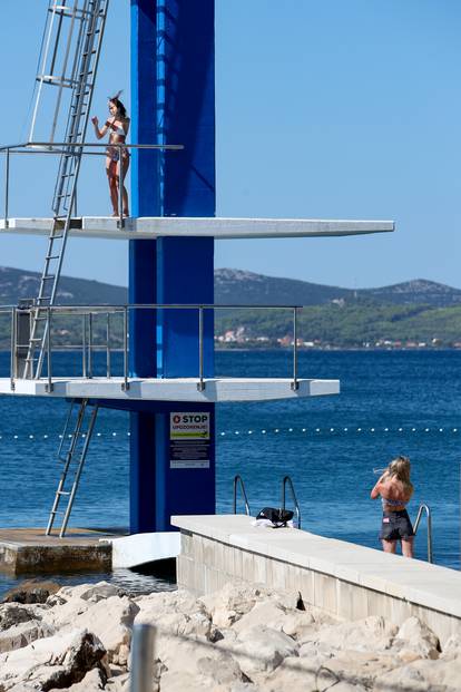 Zadar: Sunčan rujanski dan iskorišten za kupanje i skakanje u more