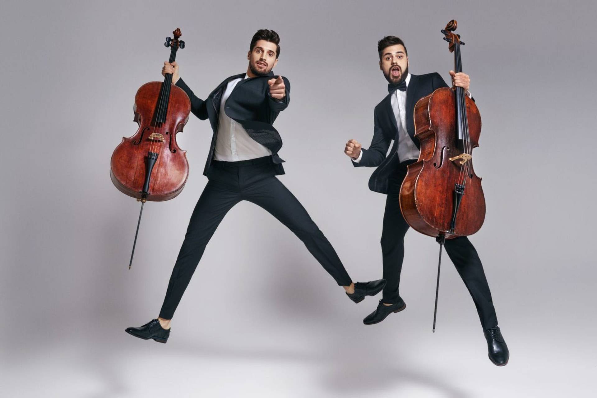 Дуэт разные. Группа 2cellos. Группа 2 Cellos. Дуэт виолончелистов 2cellos.