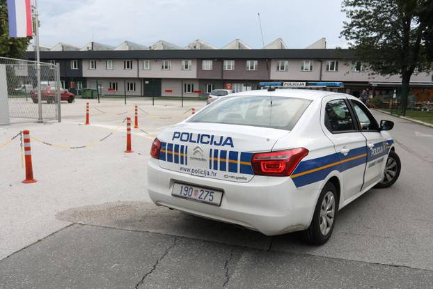 Zagreb: Policijsko vozilo na &Zcaron;itnjaku gdje je do&scaron;lo do pucnjave