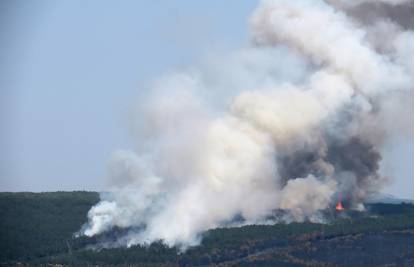 Veliki požar u Imotskoj krajini, proširio se preko granice u BiH