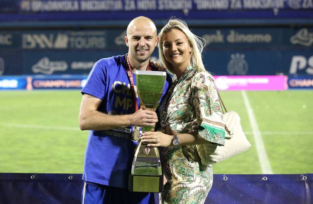 Nogometaši Dinama ponosno pozirali sa svojim obiteljima