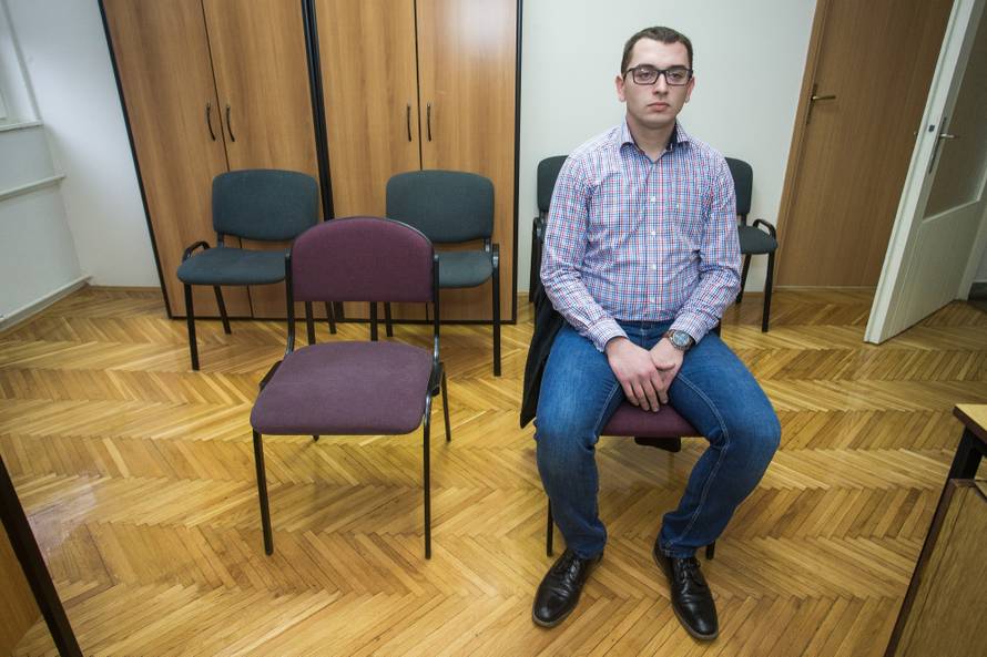 Valpovo: PoÄelo ponovljeno suÄenje Branimiru ÄolakoviÄu zbog pjevanja beÄarca policajki