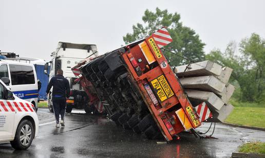 FOTO Kamion se prevrnuo kod kružnog toka u Nedelišću, na sebi prevozio betonske stupove