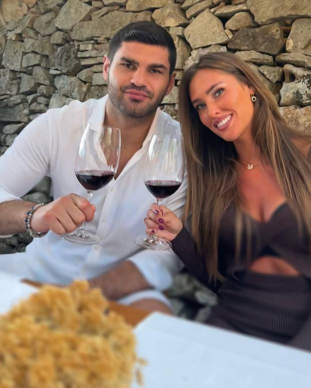 FOTO Ovo je ljepotica koja je osvojila srce Filipa Hrgovića. Od početka stoji uz 'El Animala'...